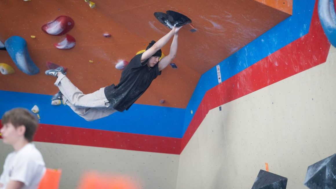 Crash Pads for Bouldering: How to Choose the Right One
